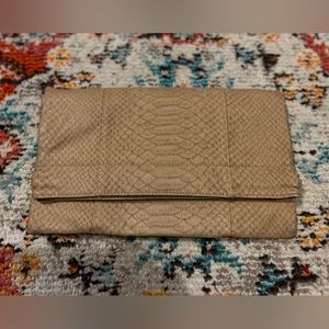 Womens tan faux animal snake skin clutch bag